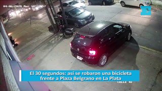 El 30 segundos: así se robaron una bicicleta frente a Plaza Belgrano en La Plata