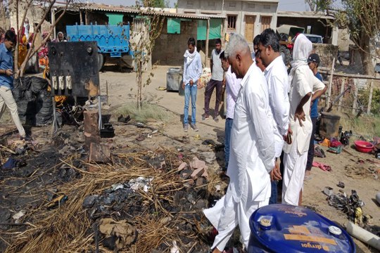 शोर्ट सर्किट से झोंपड़ी में लगी आग, लाखों का सामान जलकर राख