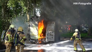 Hardnekkige brand in bedrijfsbus in Hasselt