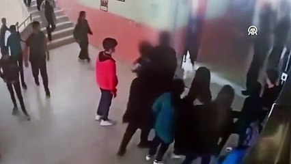 Fenalaşan öğrencinin yakınları, okul müdürü ve hizmetliye zincirle saldırdı