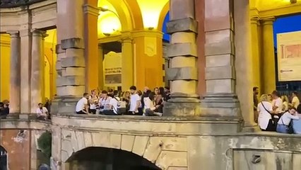 Download Video: Bologna, Cesare Cremonini illumina il portico di San Luca