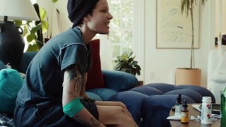 Halsey mostró su lucha contra el lupus y la leucemia en un conmovedor video