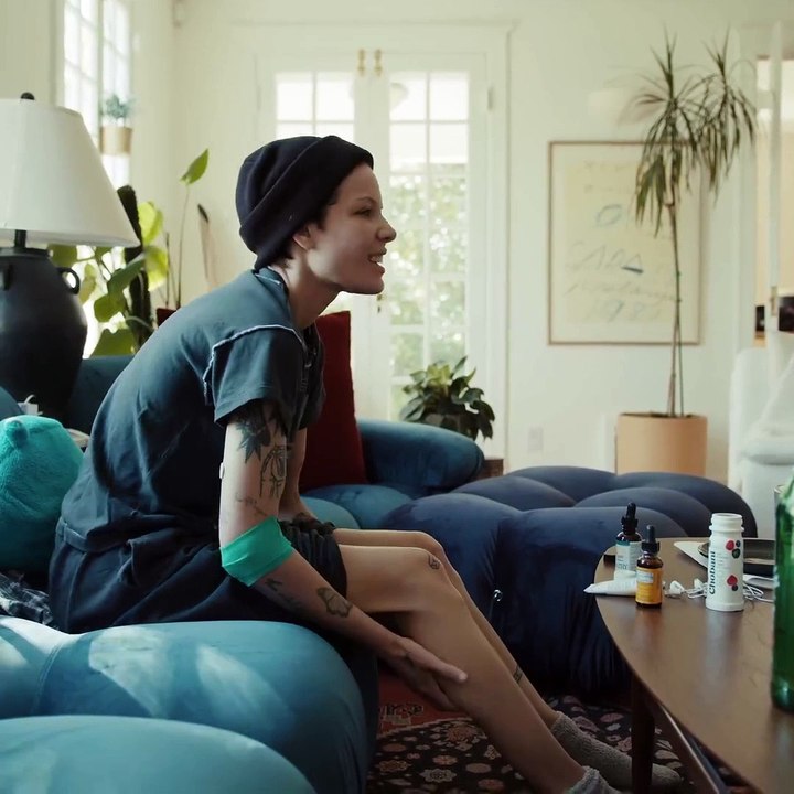 Halsey mostró su lucha contra el lupus y la leucemia en un conmovedor video