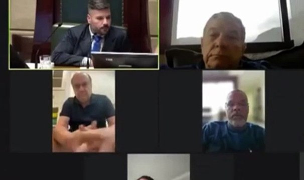 O vereador César Maia (PSD) aparece sentado em vaso sanitário durante uma sessão da Câmara de Vereadores do Rio