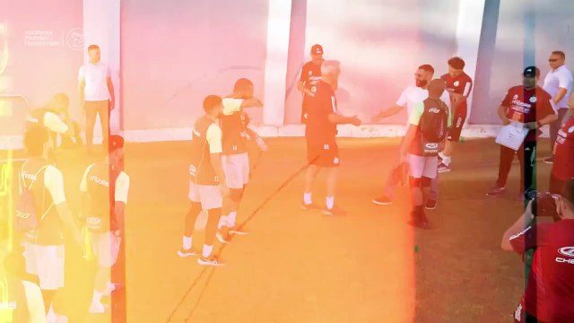 Benzema visite les Fennecs avant le match Algérie-Guinée