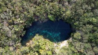 El grupo que limpia cenotes en México