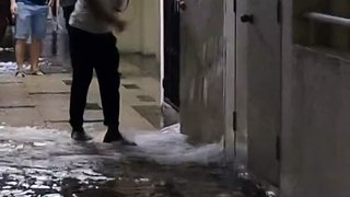 疑水管爆裂 公寓14楼沦水城