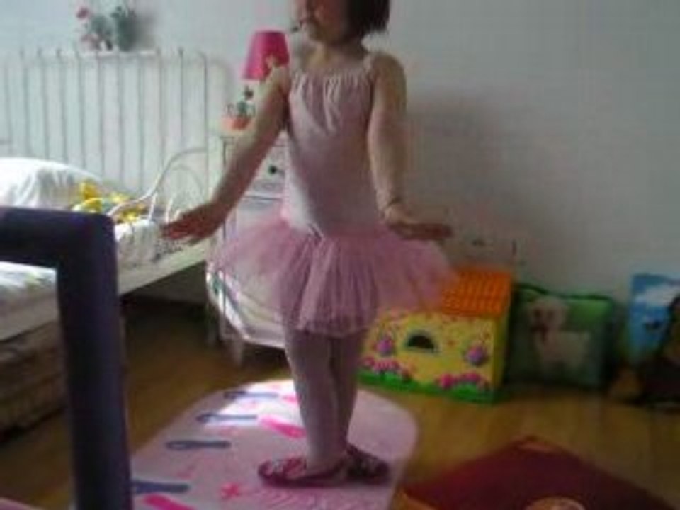 Manon apprends la danse classique 4