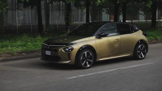 New Lancia Ypsilon in Oro Driving Video