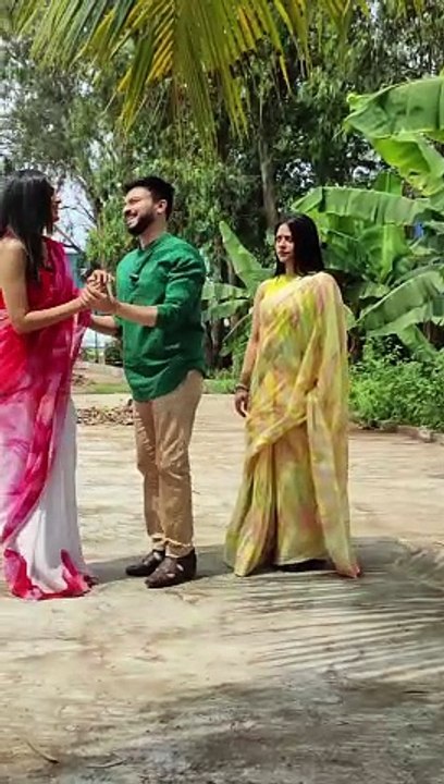 বউয়ের সামনে অন্য মেয়েকে সাহায্য করা দণ্ডনিয় অপরাধ!!!!!
