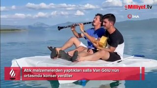 Atık malzemelerden yaptıkları salla Van Gölü'nün ortasında konser verdiler