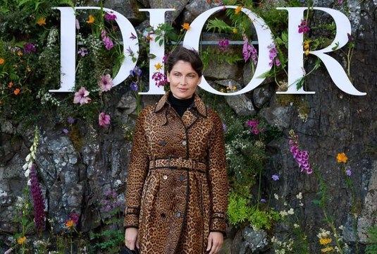 Laetitia Casta : en trench léopard et ballerines rétro, sa leçon de style au défilé Dior
