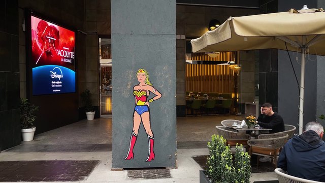 Giorgia Meloni come Wonder Woman: a Milano la nuova opera di aleXsandro Palombo