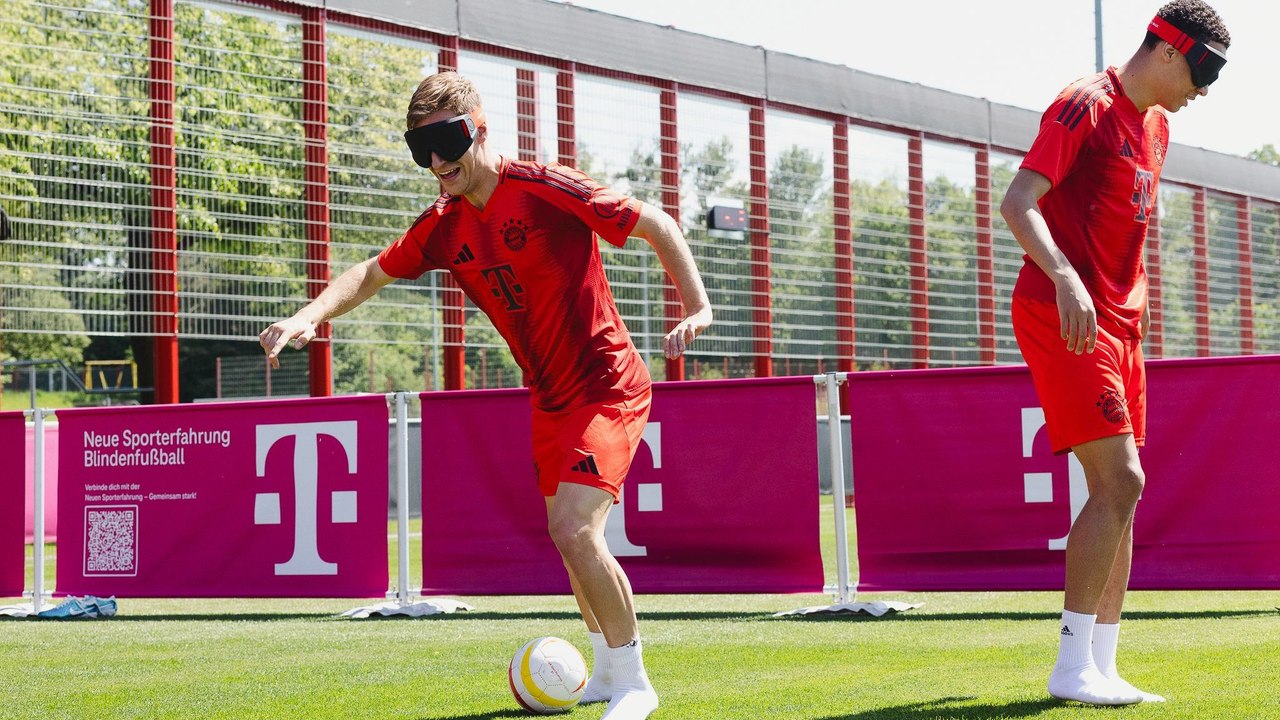 'Ich weiß nicht, wo der Ball ist': FCB-Stars mit einer ganz besonderen Trainingseinheit