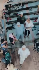 Check description for understanding video⬇️⬇️نفرت تو سیاسی مفادات نے پھیلائی ہے ورنہ مسجد کے  باہر ہندو ماں بچے کو دم کروانے آج بھی آتی ہے۔ت