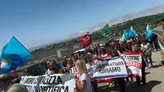 Vertenza Abramo Customer Care, protesta dei lavoratori a Catanzaro: “L'incertezza ci mortifica”