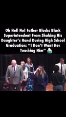 Un père empêche un Noir de serrer la main de sa fille lors de la remise des diplômes (vidéo)
