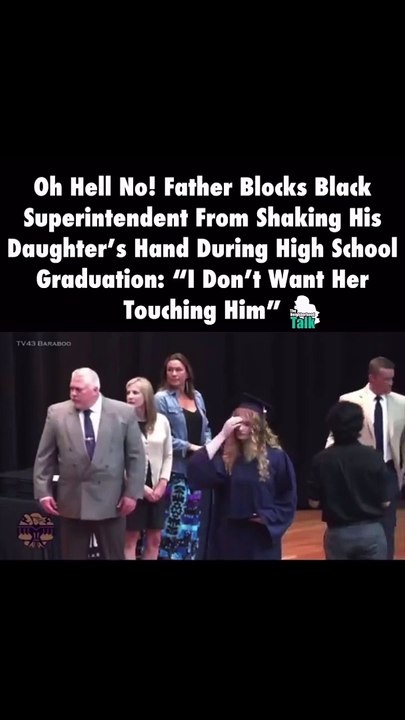 Un père empêche un Noir de serrer la main de sa fille lors de la remise des diplômes (vidéo)