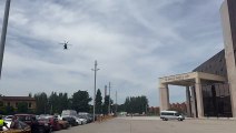 El helicóptero de la Guardia Civil sobrevuela el edificio de la Junta