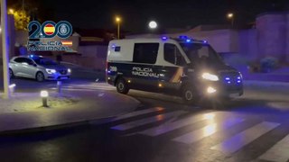 Agentes de la Policía trasladan a jefatura a los presuntos implicados en el crimen de Borja Villacís.