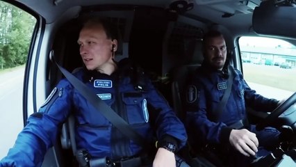 Suomen poliisi jahtaa puolialastia humalaista pyöräilijää