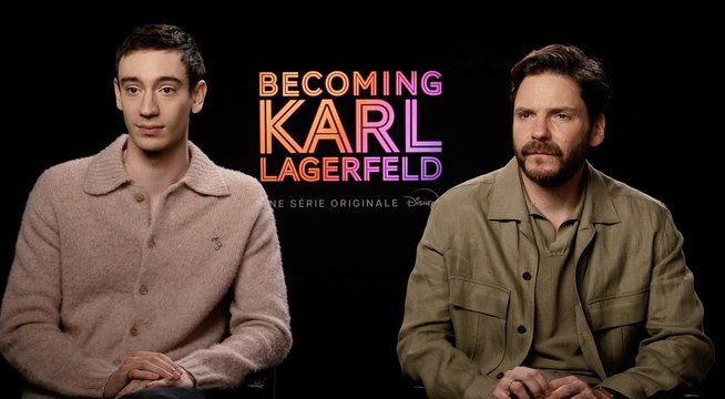 Daniel Brühl et Théodore Pellerin nous parlent du tournage de « Becoming Karl Lagerfeld »