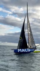 Rencontre en pleine mer entre Charlie Dalin et François Gabart