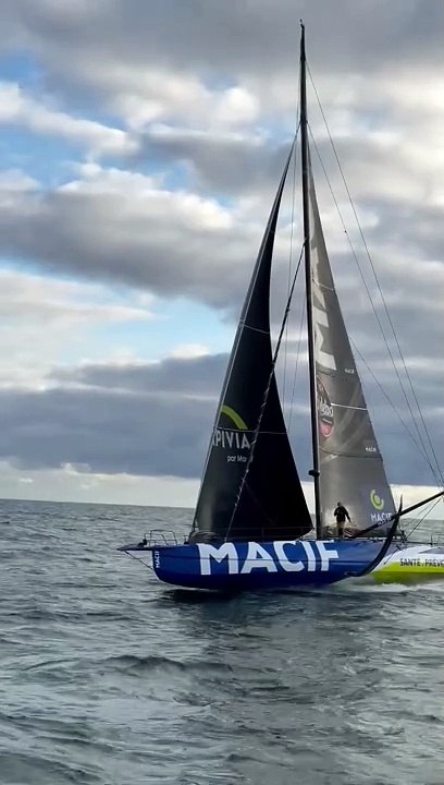 Rencontre en pleine mer entre Charlie Dalin et François Gabart