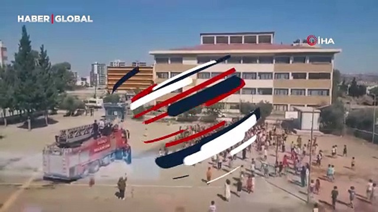 Kavurucu sıcaklara eğlenceli çözüm: İtfaiye seferber oldu