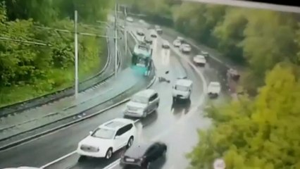 Varias personas salen despedidas por los aires de un tranvía fuera de control