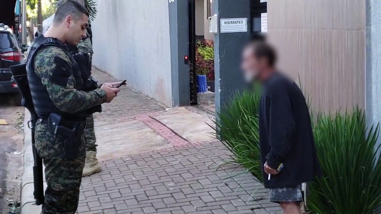 Com fezes nas calças, homem tenta adentrar em condomínio e é abordado pela GM