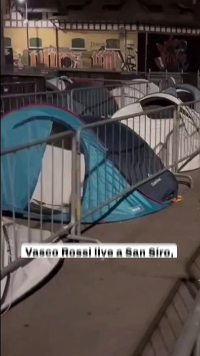 Concerto di Vasco Rossi a San Siro, i fan accampati fuori dal Meazza