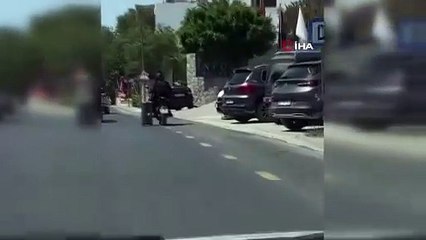 Motosiklet sürerken valizi eliyle çekerek götürdü