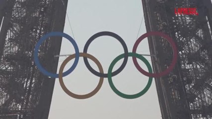 Parigi 2024, gli anelli olimpici montati sulla Torre Eiffel