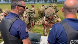 Les parachutistes britanniques contrôlés par la douane dans un champ en Normandie