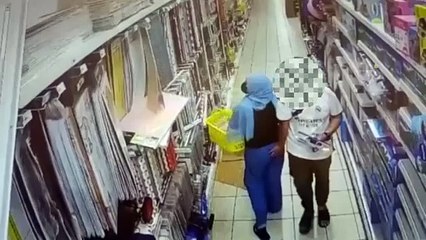 男子在超市对女子做这事 CCTV全拍下