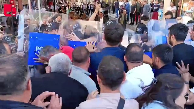 Polis KESK Merkez Yönetim Kurulu'nun yürüyüşünü engelleyerek ablukaya aldı, arbede yaşandı.