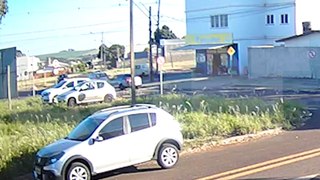 Vídeo mostra SUV atravessando Avenida e se envolvendo em forte colisão com moto