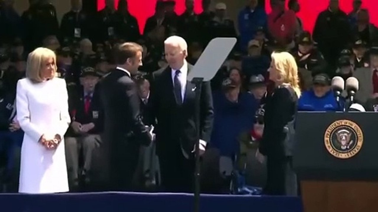 Joe Biden a tenté de s'asseoir sur une chaise inexistante lors des commémorations des 80 ans du Débarquement en Normandie.