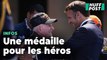 Dans un moment fort en émotion, Emmanuel Macron décore 11 vétérans américains du D-Day