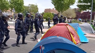 La Policía desaloja la carretera de Ciudad Universitaria cortada por la Acampada por Palestina de Madrid