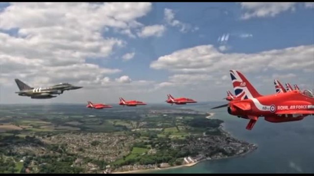 Paracadutisti, elicotteri, Eurofighter e le Red Arrows della Raf all'80esimo del D-day