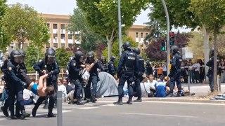 Desalojados e identificados decenas de estudiantes de la acampada propalestina que cortaban la avenida Complutense