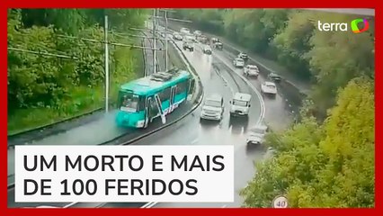 Bonde perde o controle e ejeta pessoas para fora de veículo na Rússia