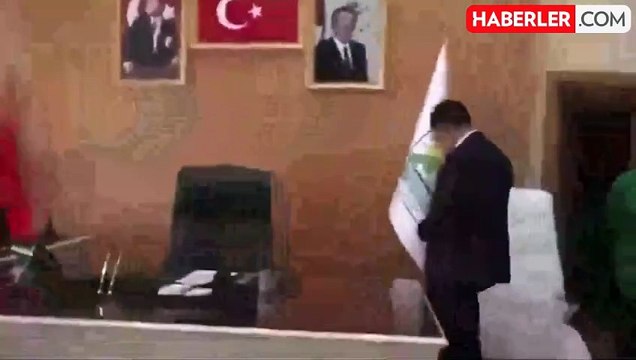 Cumhurbaşkanı Erdoğan'ın fotoğrafını indirmişti! Tatvan Belediye Başkanı Mümin Erol hakkında soruşturma başlatıldı