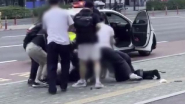 만취해 경찰관 폭행한 30대 체포... 시민들이 제압 도와 / YTN