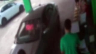 Absurdo: vídeo mostra homem agredindo namorada com socos em locadora de veículos