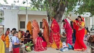 सुहागिन महिलाओं ने रखा वट सावित्री ब्रत, विधि विधान से की पूजा, सुनी कथा