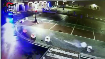 Telgate, ruba la macchina del sindaco leghista e si schianta contro il municipio