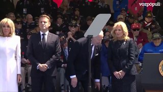 Biden intenta sentarse en un acto institucional con Macron, pero rectifica